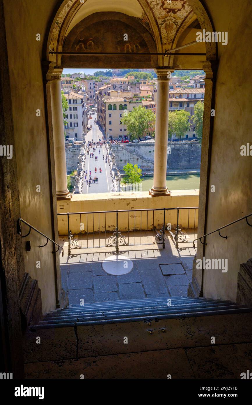 Rom, IT - 11. August 2023: Blick von oben auf die Menschen, die auf der Ponte Sant Angelo von Castel Sant Angelo laufen Stockfoto