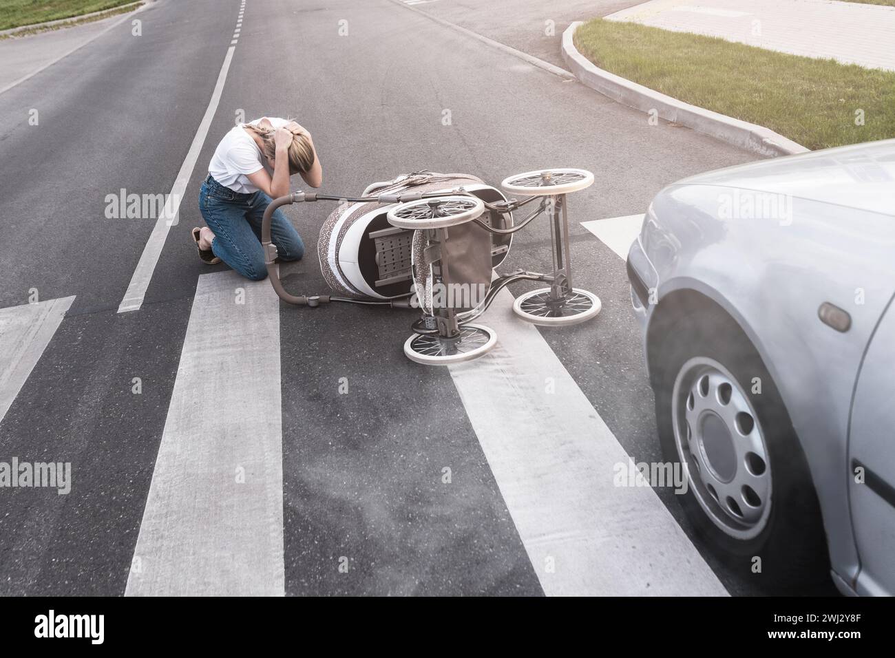 Entsetzliche Mutter auf dem Weg nach einem Autounfall, als ein Fahrzeug ihren Kinderwagen trifft. Stockfoto