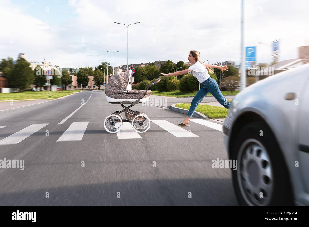 Rücksichtslose Mutter versucht, ihren Kinderwagen auf der Straße zu fangen Stockfoto