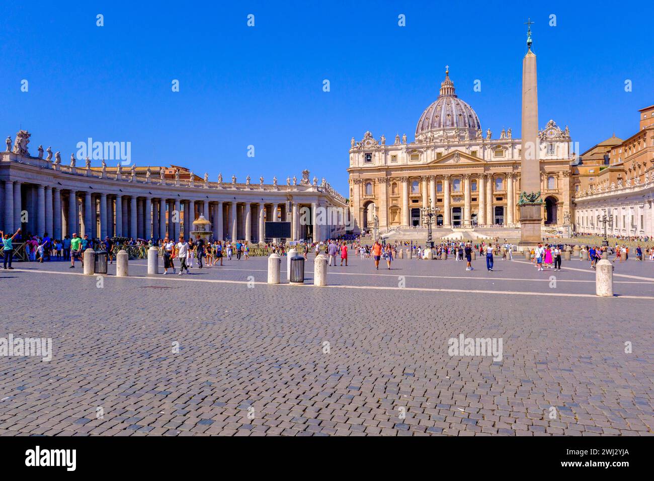 Rom, IT - 11. August 2023: Petersplatz und St. Petersdom Stockfoto