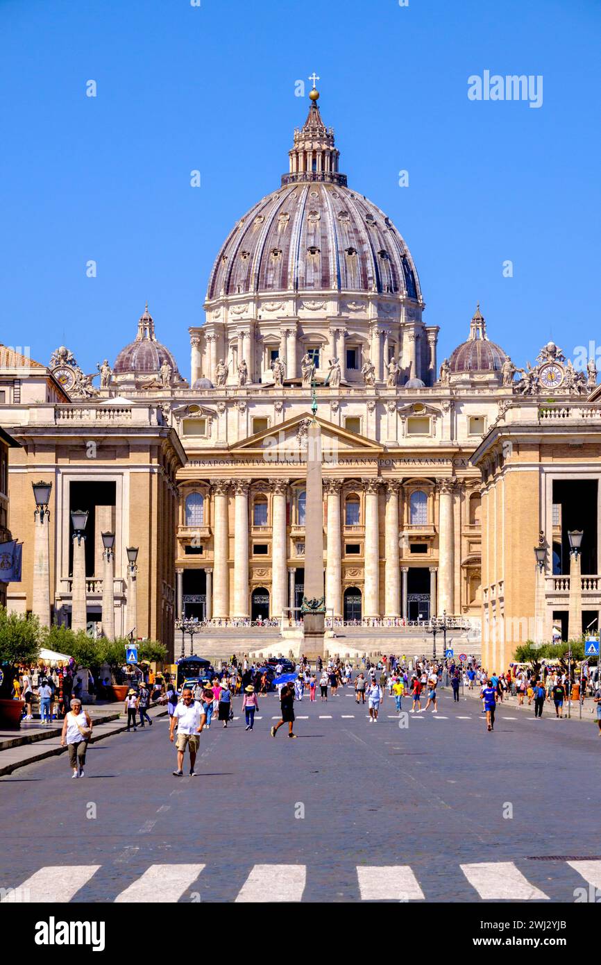 Rom, IT - 11. August 2023: Via della Conciliazione und St. Petersdom Stockfoto