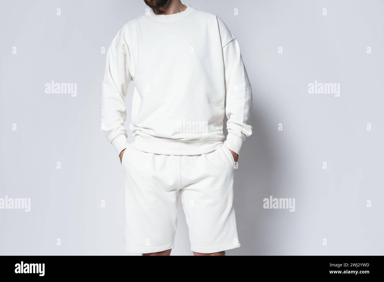 Mann mit weißem, leerem Sweatshirt und Shorts Stockfoto