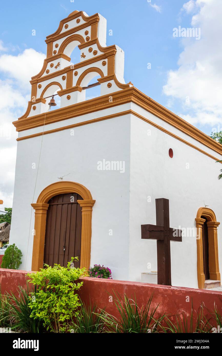 Merida Mexico, Iglesia de Dzibilchaltun Kirche Kapelle, Capilla San Antonio de Padua, außen, Vordereingang, Kreuzglocke mexikanisches hispanisches La Stockfoto