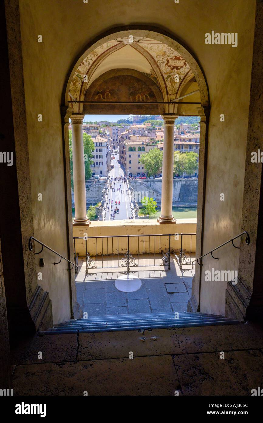 Rom, IT - 11. August 2023: Blick von oben auf die Menschen, die auf der Ponte Sant Angelo von Castel Sant Angelo laufen Stockfoto