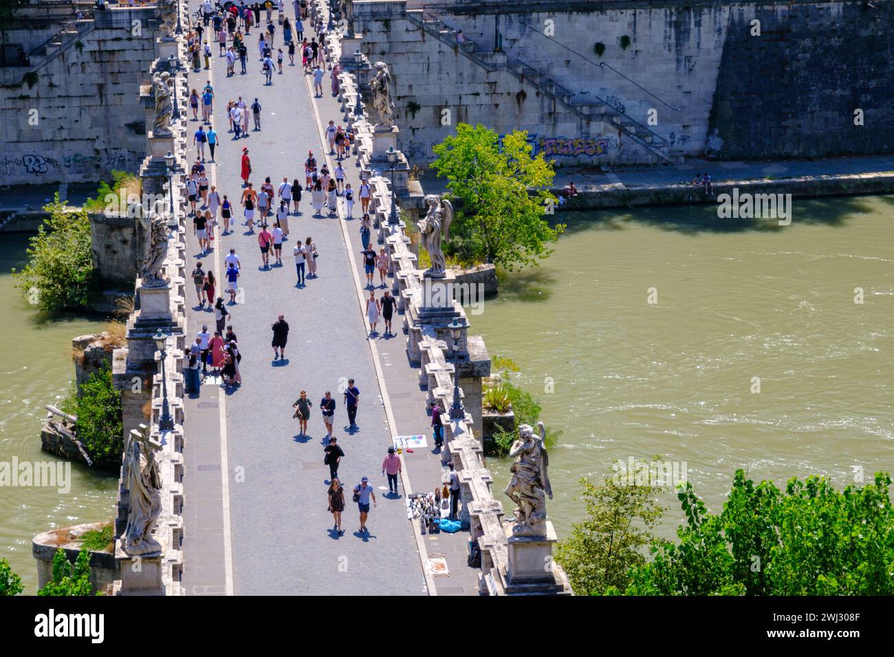 Rom, IT - 11. August 2023: Blick von oben auf die Menschen, die auf der Ponte Sant Angelo von Castel Sant Angelo laufen Stockfoto