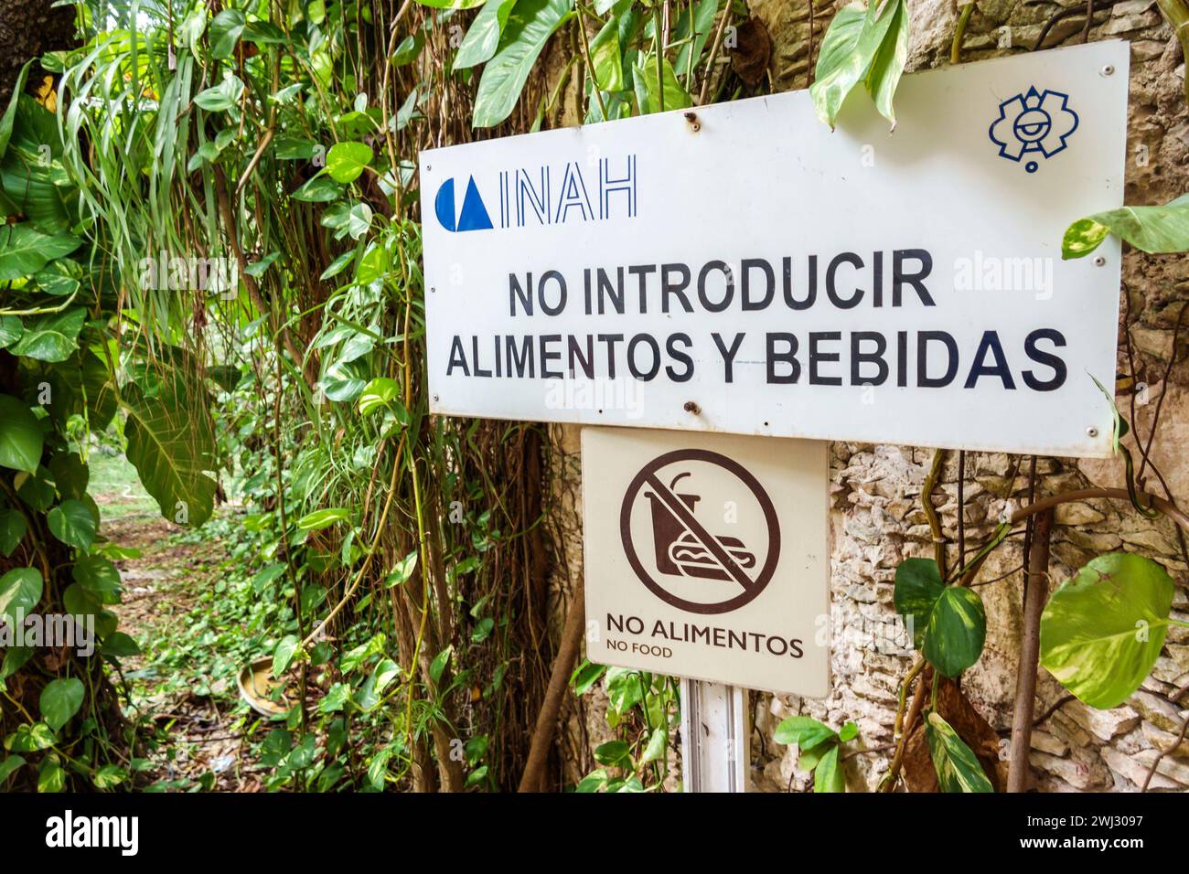 Merida Mexico, Dzibilchaltun Archäologische Zone Site Nationalpark, Maya Zivilisation Stadt Ruinen, Zona Arqueologica de Dzibilchaltun, Eingangsschild warnen Stockfoto