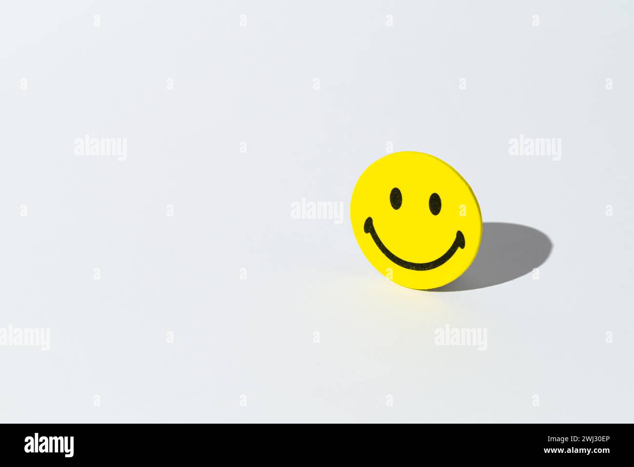 Kreatives Layout mit Smiley-Aufklebern auf weißem Hintergrund. Minimales positives Denken und gute Stimmung. Die Idee zur Erholung der psychischen Versorgung. Stockfoto