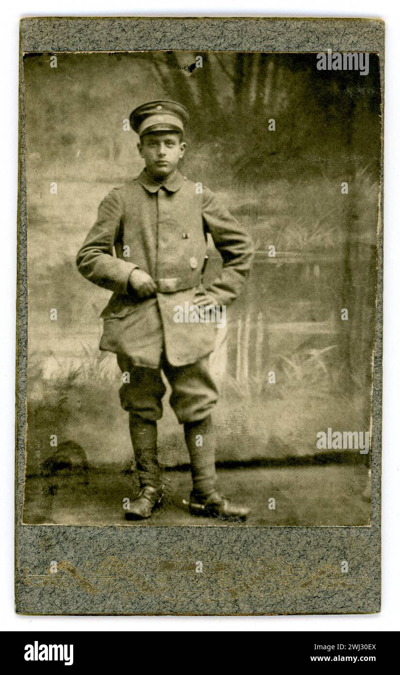 Original CDV Carte de Visite (Visitenkarte oder CDV) eines jungen deutschen Offiziers, mit einer Schleifenleiste auf seiner Tunika, möglicherweise dekorierter Offizier, in der deutschen Kavallerie, mit Sporen, Mütze mit Visier. Der junge Mann heißt vielleicht Gert. Vom 1915 Stockfoto