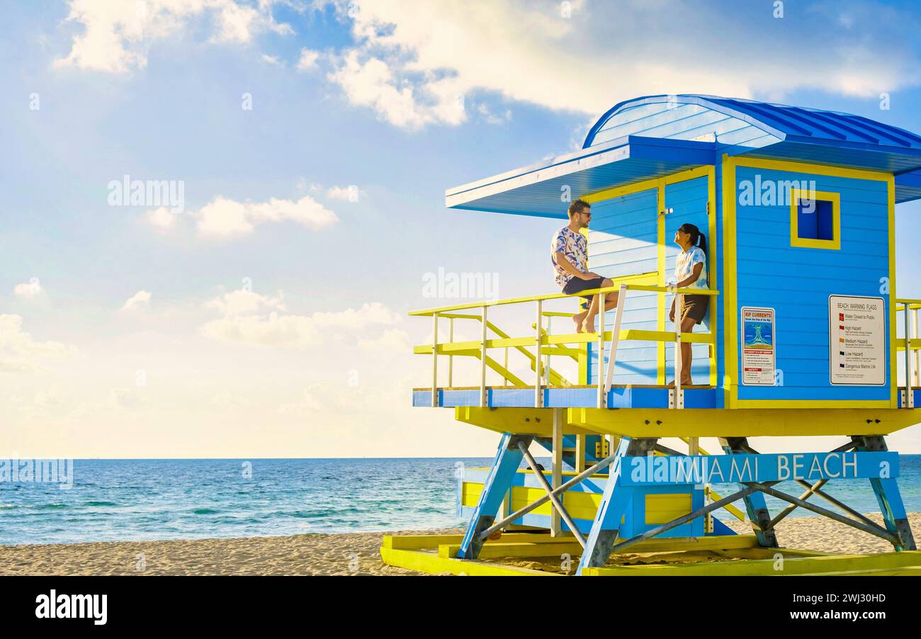 Miami Beach, ein Paar am Strand von Miami Beach, eine Rettungsschwimmerhütte von Miami Beach Florida Stockfoto