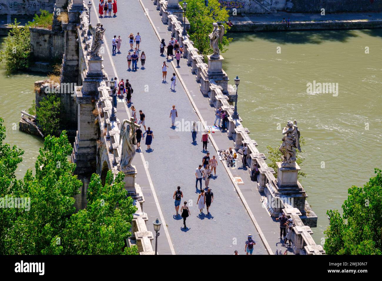 Rom, IT - 11. August 2023: Blick von oben auf die Menschen, die auf der Ponte Sant Angelo von Castel Sant Angelo laufen Stockfoto