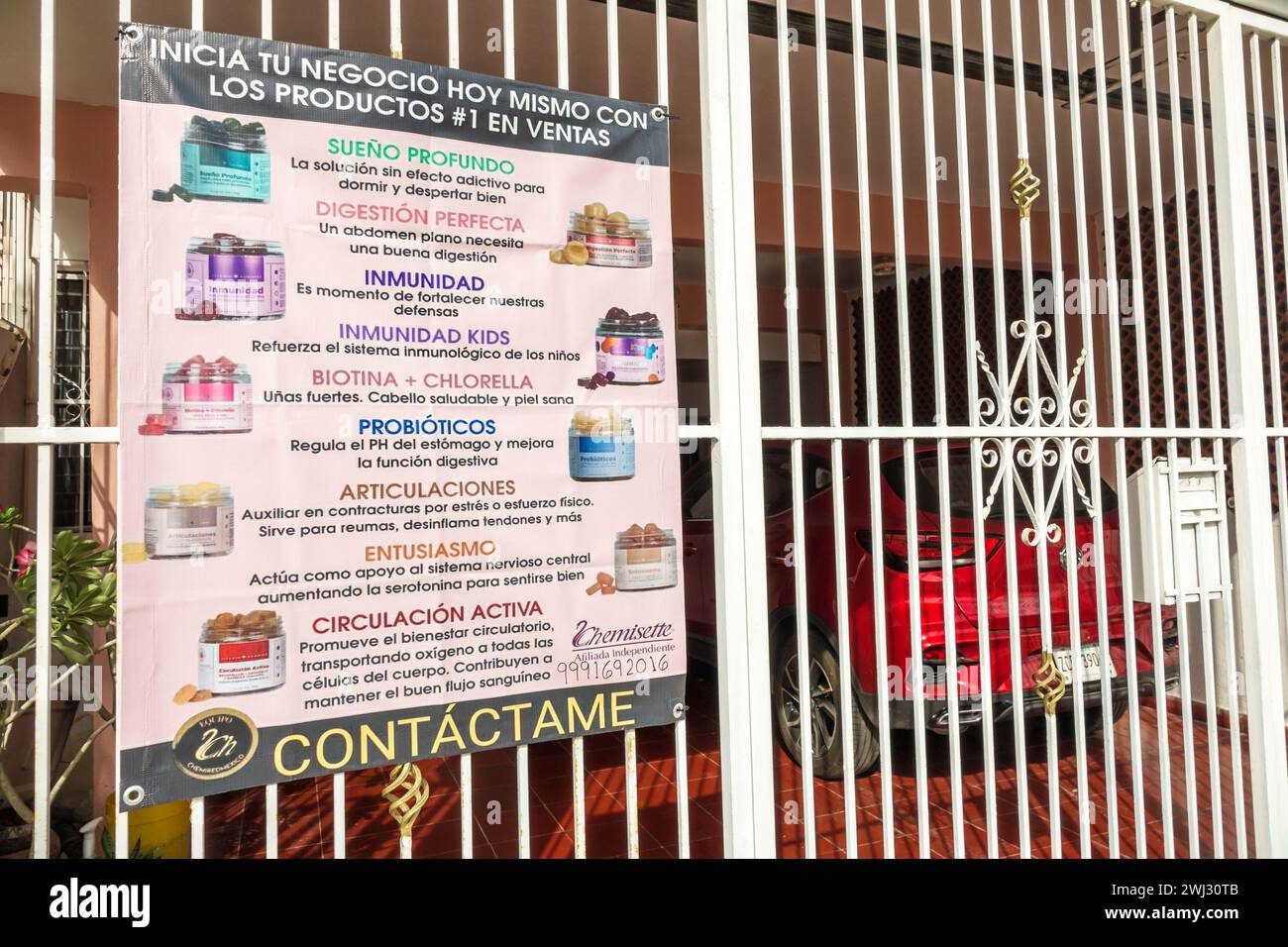 Merida Mexico, Merida Mexico, Zona Paseo Montejo Centro, Calle 41, Wohnhaus Gate, Schilder Informationen, Werbung für Werbeaktionen, Banner banne Stockfoto