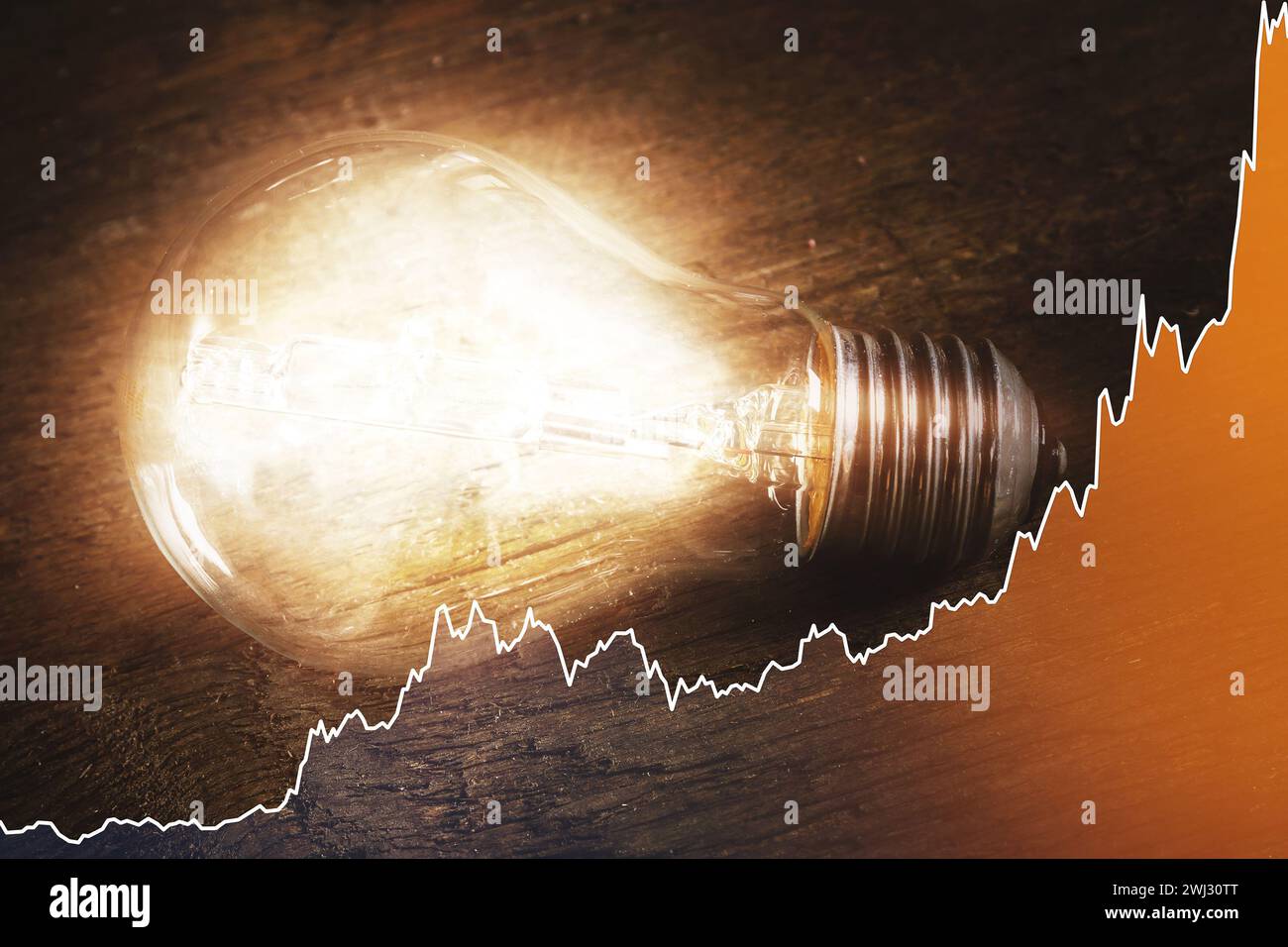 Glühbirne und steigende Grafik, die den aktuellen Strompreis während der Energiekrise in der Welt darstellt Stockfoto