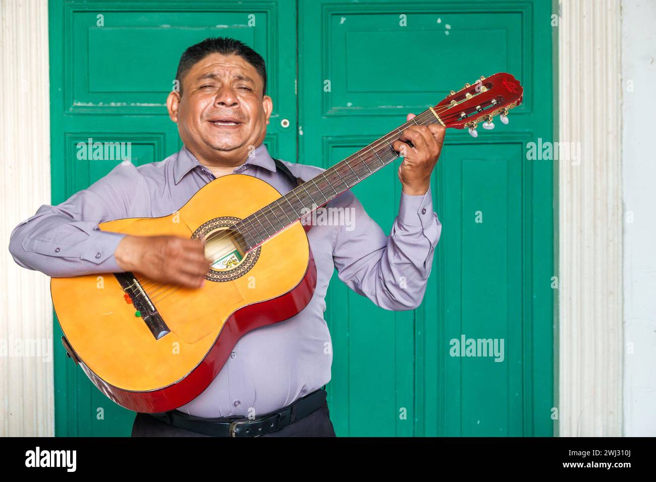 Merida Mexico, Merida Mexico, Zona Paseo Montejo Centro, Mann Männer männlich, Erwachsene Erwachsene, Bewohner, Musiker Sänger Gitarre spielen, unterhaltsame Männer fr Stockfoto