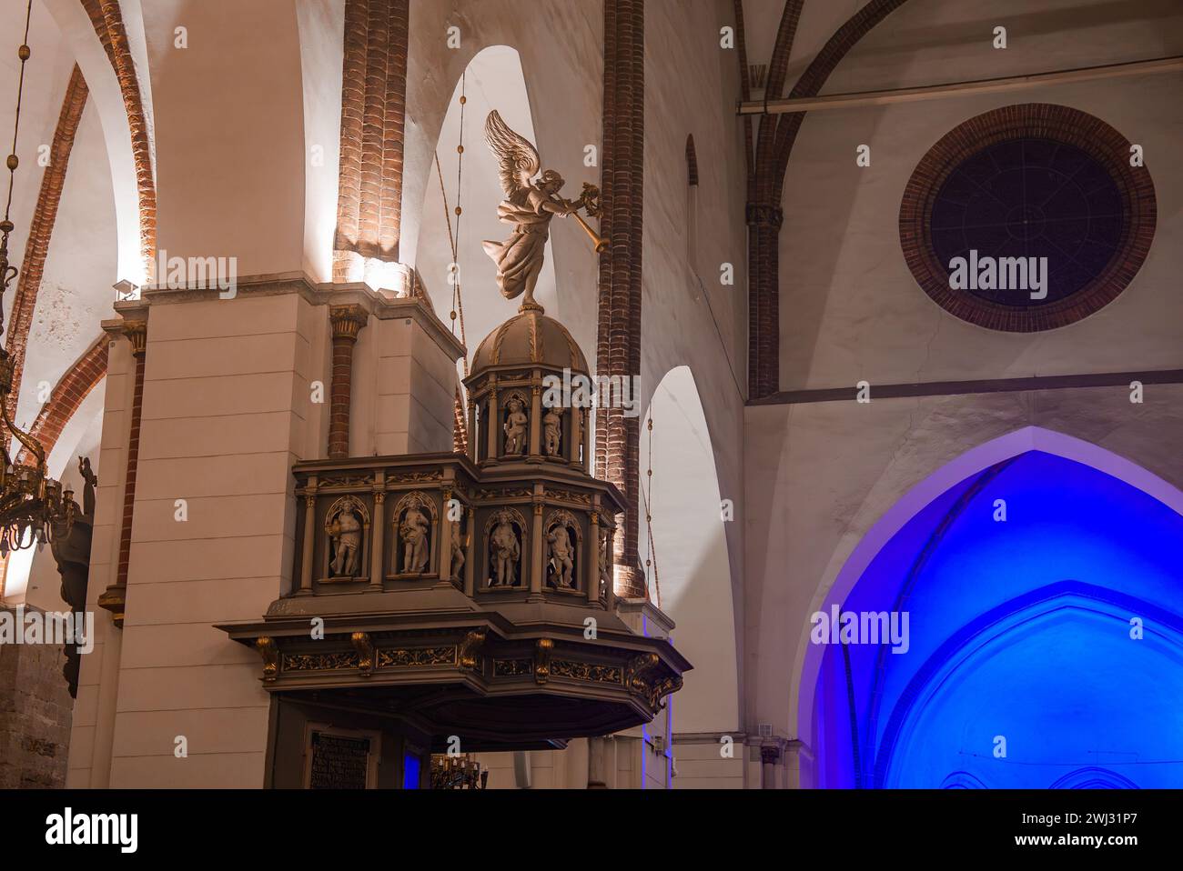 GothicBarock Kirche innen mit Kanzel, Lettland Unabhängigkeitstag Stockfoto