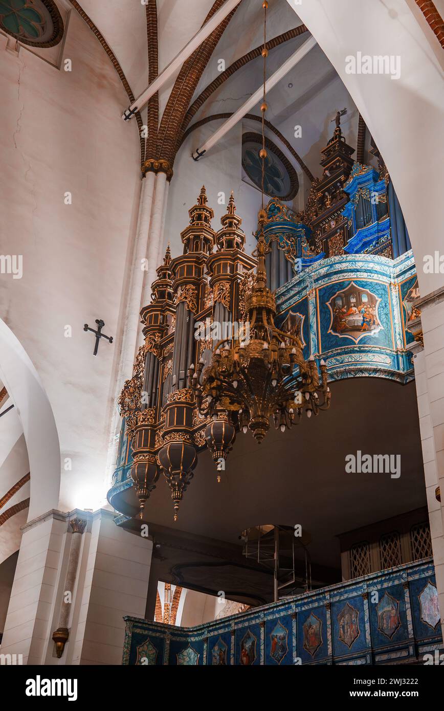 Erkunden Sie das barocke Orgelloft in einer historischen Kathedrale in Lettland. Stockfoto