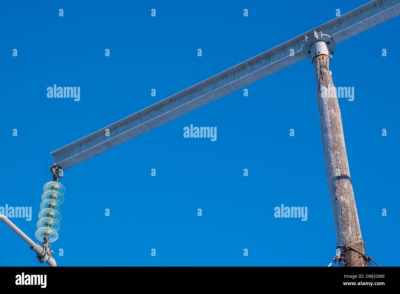 Hochspannungs-Stromleitungsposten aus Holz mit schweren Schäden durch Spechte, Bild aus Nordschweden. Stockfoto