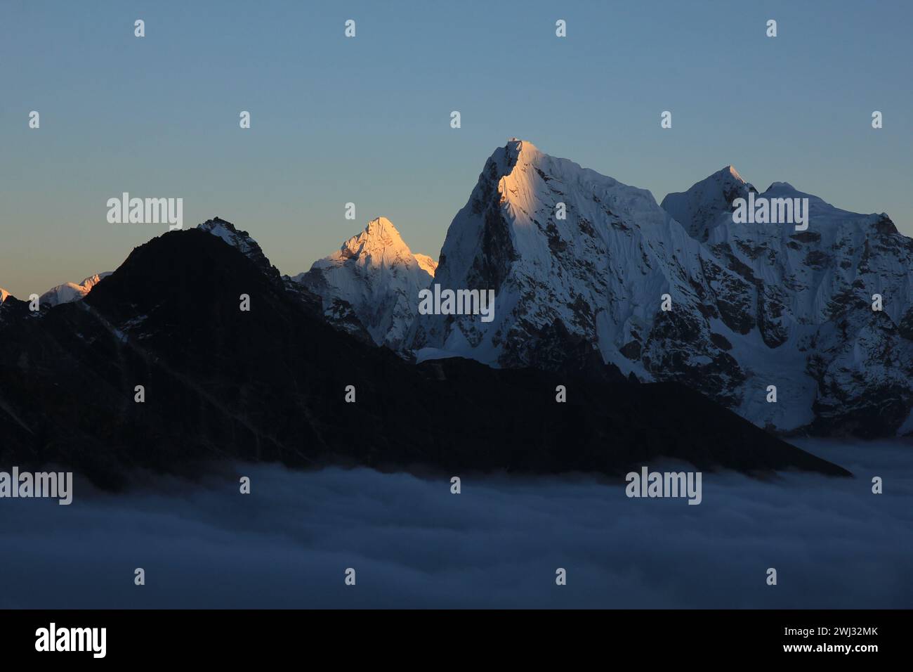 Sonnendurchflutete Berge Ama Dablam und Cholatse bei Sonnenuntergang, Nepal. Stockfoto