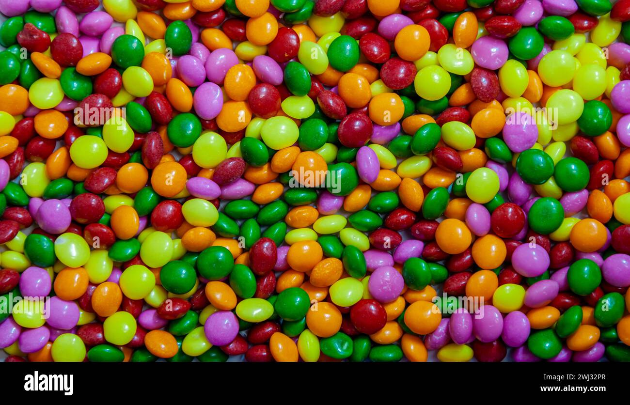 Nahtloses Muster mit Süßigkeiten. Farbenfroher Bonbons Hintergrund. Viele süße Süßigkeiten aus der Nähe Stockfoto