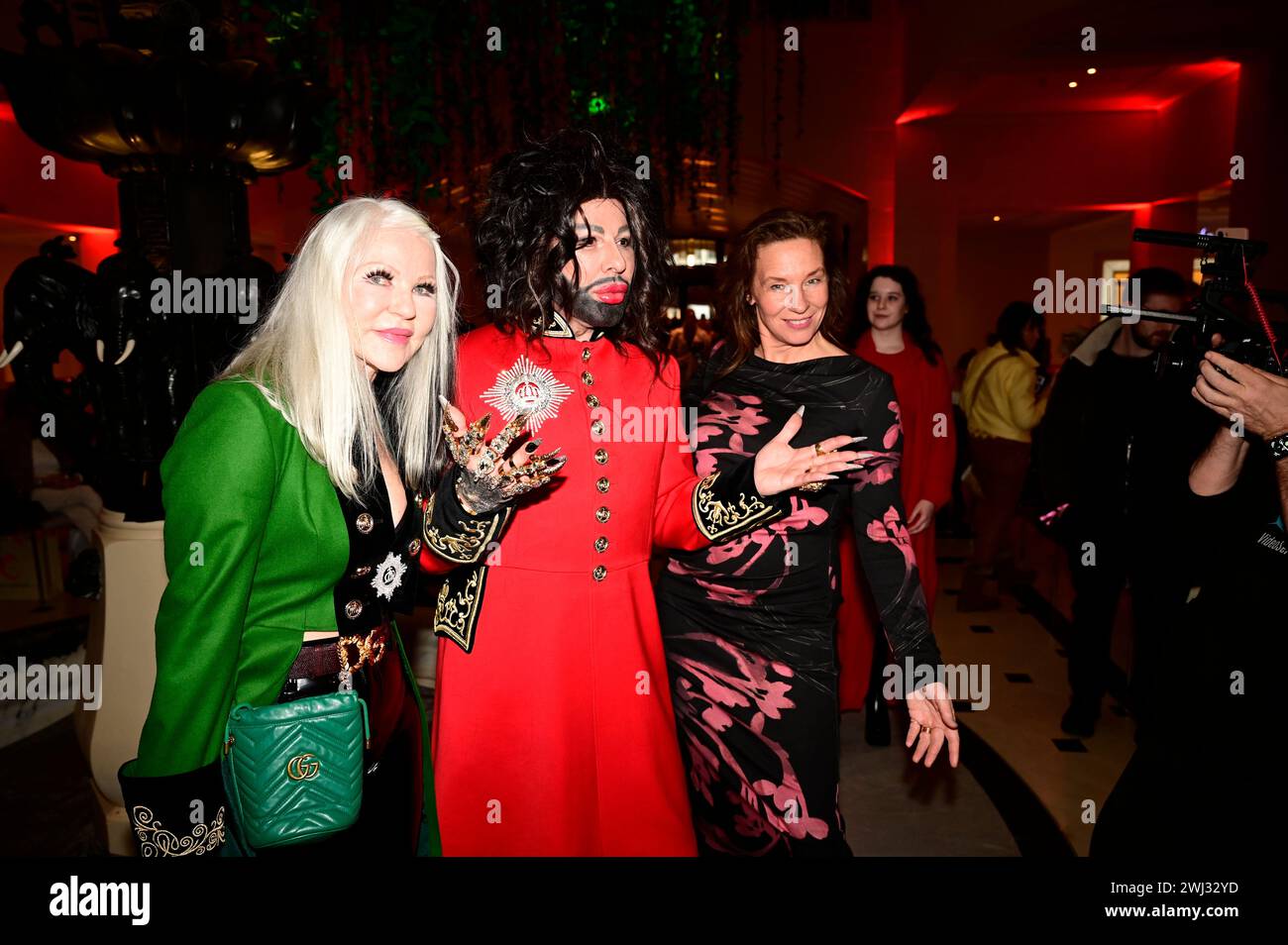 Rita Schmidt, Harald Glööckler und Anja Gockel bei der Anja Gockel Fashion Show 'Pulse of Gaia' auf der Berlin Fashion Week Herbst/Winter 2024 im Hote Stockfoto