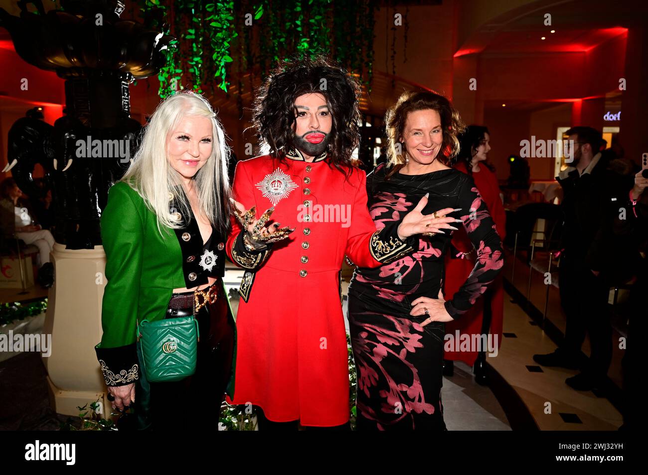 Rita Schmidt, Harald Glööckler und Anja Gockel bei der Anja Gockel Fashion Show 'Pulse of Gaia' auf der Berlin Fashion Week Herbst/Winter 2024 im Hote Stockfoto