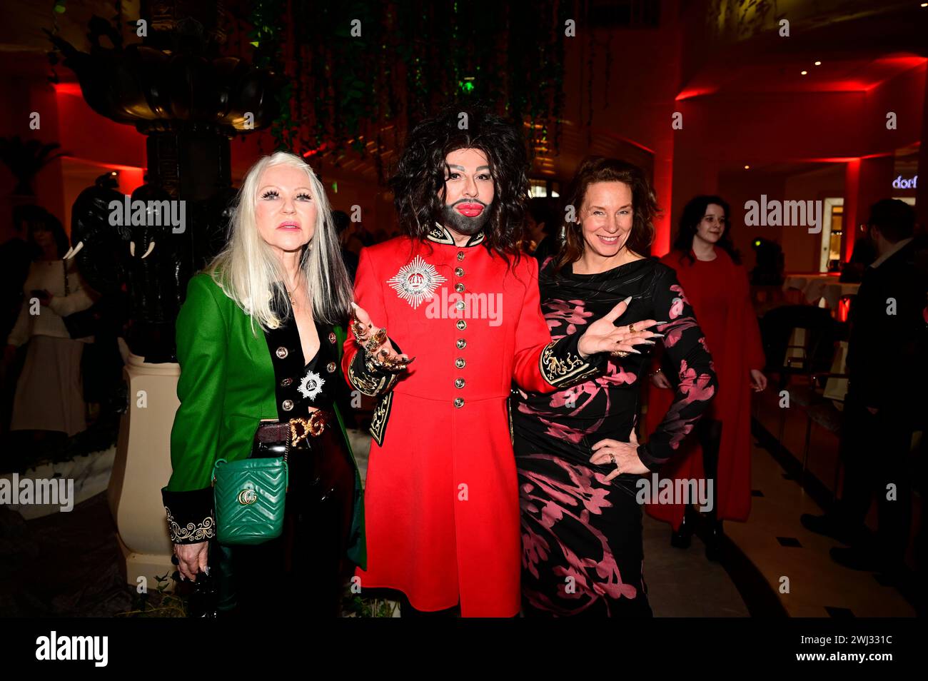 Rita Schmidt, Harald Glööckler und Anja Gockel bei der Anja Gockel Fashion Show 'Pulse of Gaia' auf der Berlin Fashion Week Herbst/Winter 2024 im Hote Stockfoto