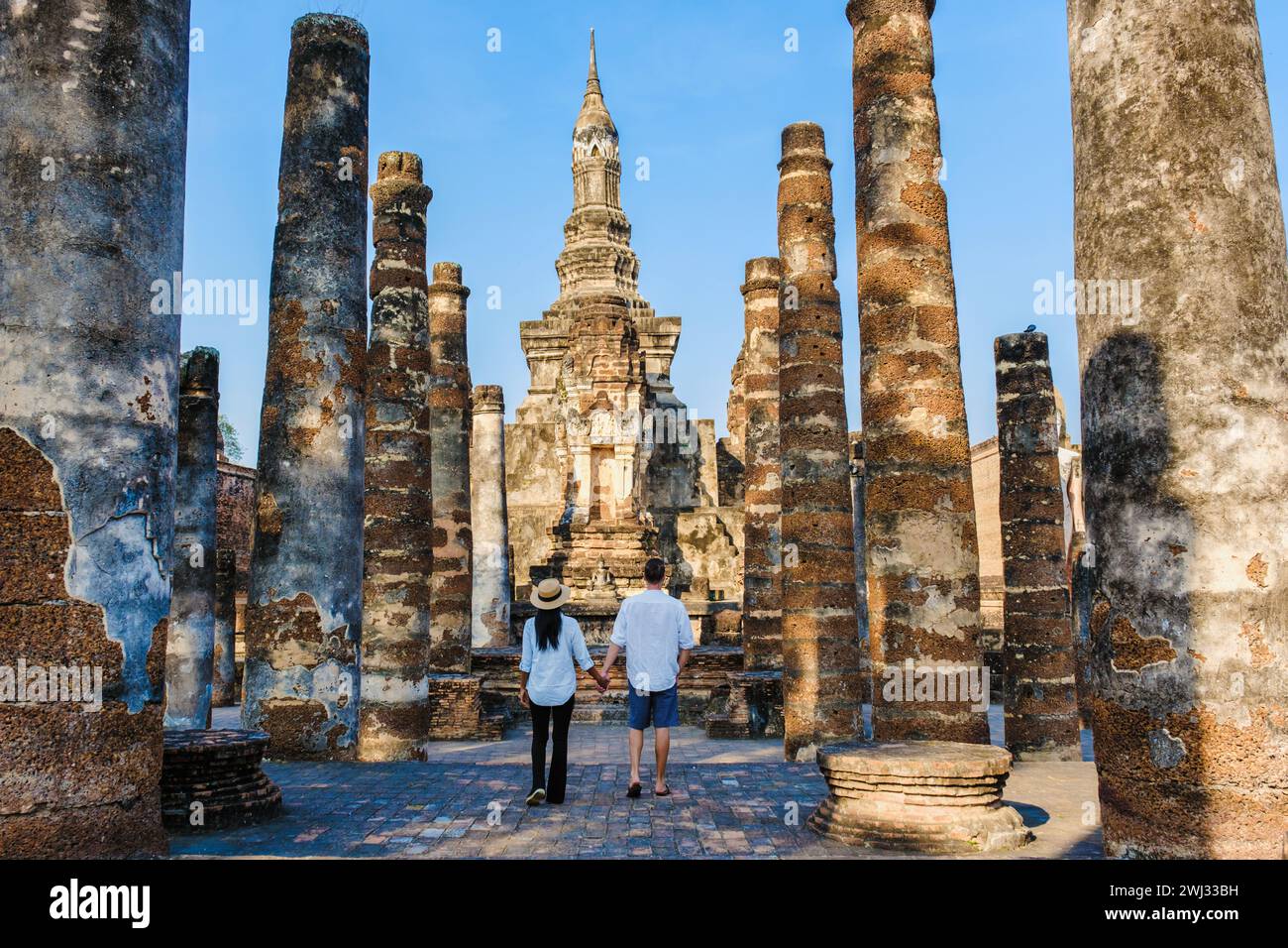 Asiatische Frauen und weiße Männer besuchen Wat Mahathat, Sukhothai Thailand. Historischer Park Sukothai Stockfoto