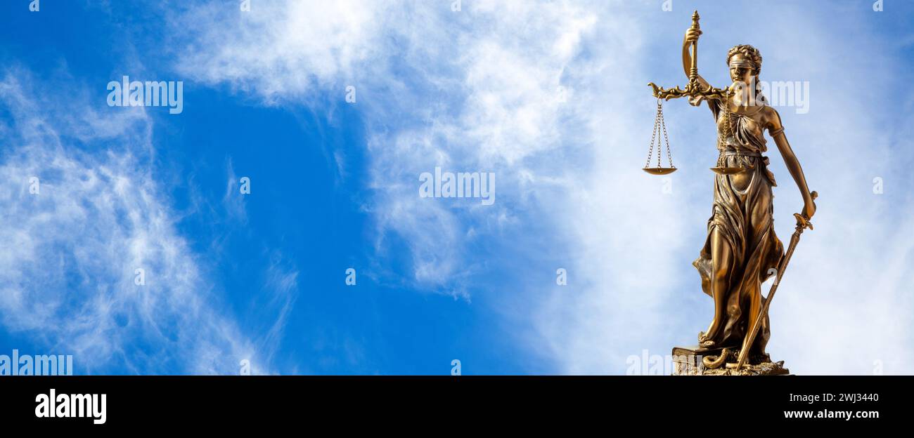 Statue der Gerechtigkeit. Nahaufnahme von Justice Lady gegen blauen Himmel Panorama-Hintergrund. Stockfoto