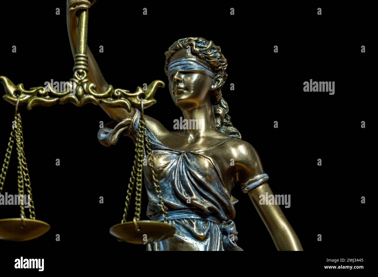 Statue der Gerechtigkeit. Nahaufnahme von Justice Lady gegen schwarzen Hintergrund Stockfoto
