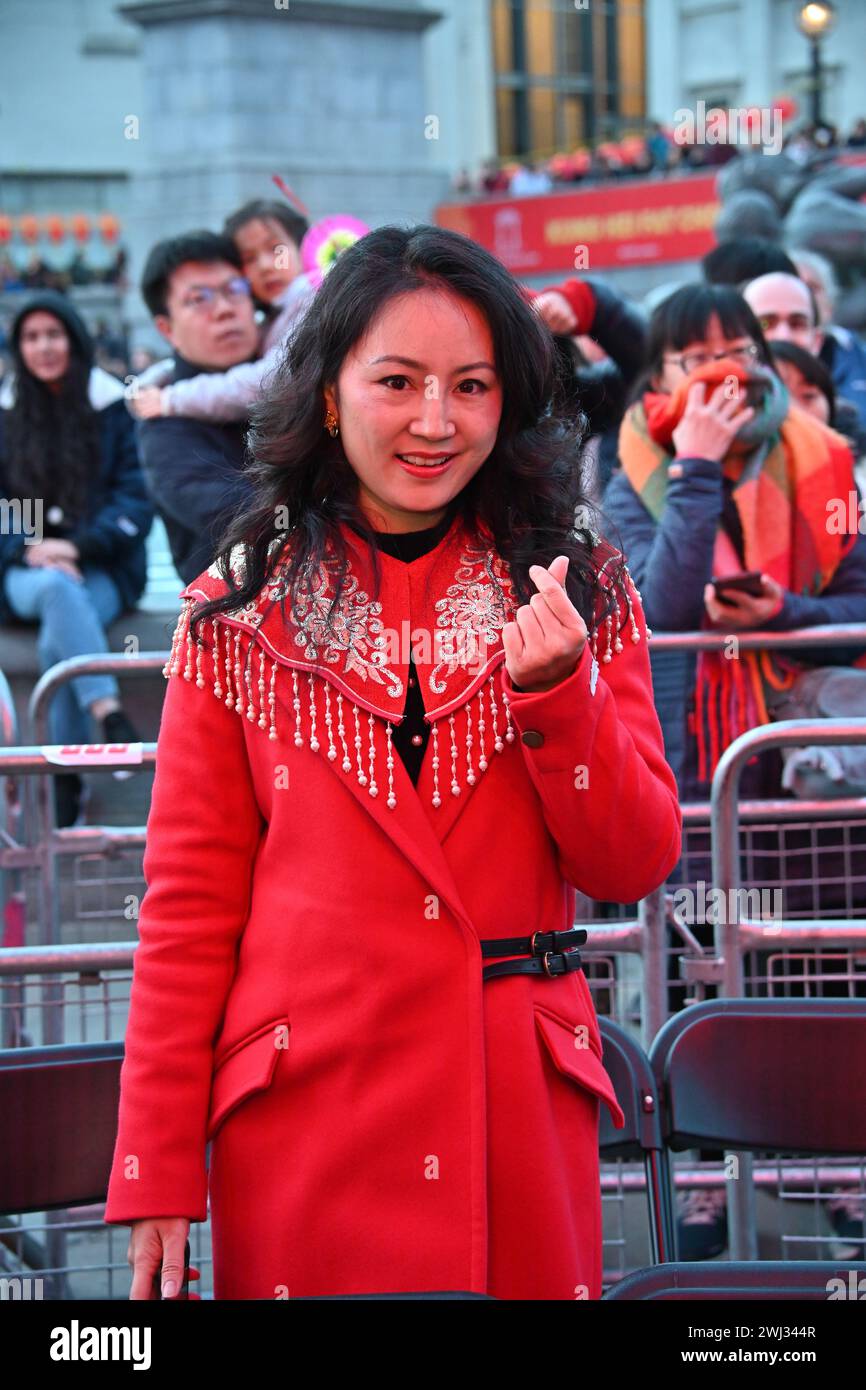 Trafalgar Square, London, Großbritannien, 11. Februar 2024: Moderator Lui Xujia beim Neujahrsfest 2024 eine spektakuläre Show dieses Jahr zum Neujahrsfest 2024, bei der die CPC die gesamten Aufführungen aus Peking und Guangzhou sponsert. Das Mondneujahr ist auch als chinesisches Neujahr oder Frühlingsfest bekannt. Die chinesische Feier in London zog Tausende von Menschen an. Erleben Sie traditionelle Drachen- und fliegende Löwentänze und unterhaltsame Bühnenaufführungen aus China, einschließlich Peking Oper und Akrobatik, Kampfkunst-Ausstellungen und antike Magie in London, Großbritannien. Stockfoto