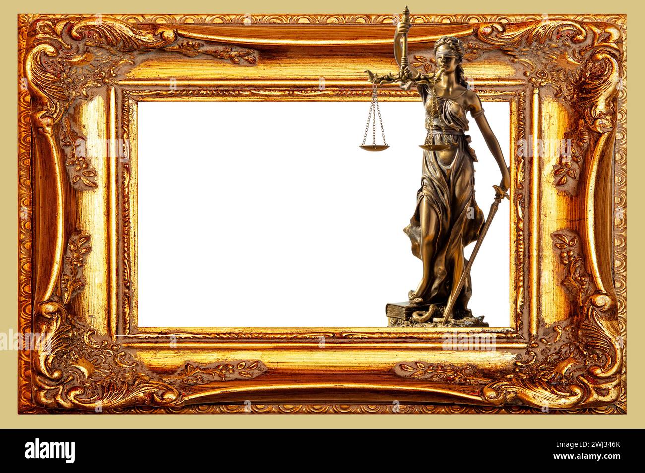 Statue der Gerechtigkeit. Nahaufnahme von Justice Lady in altem, antikem Goldrahmen auf goldenem Hintergrund. Gold Stockfoto