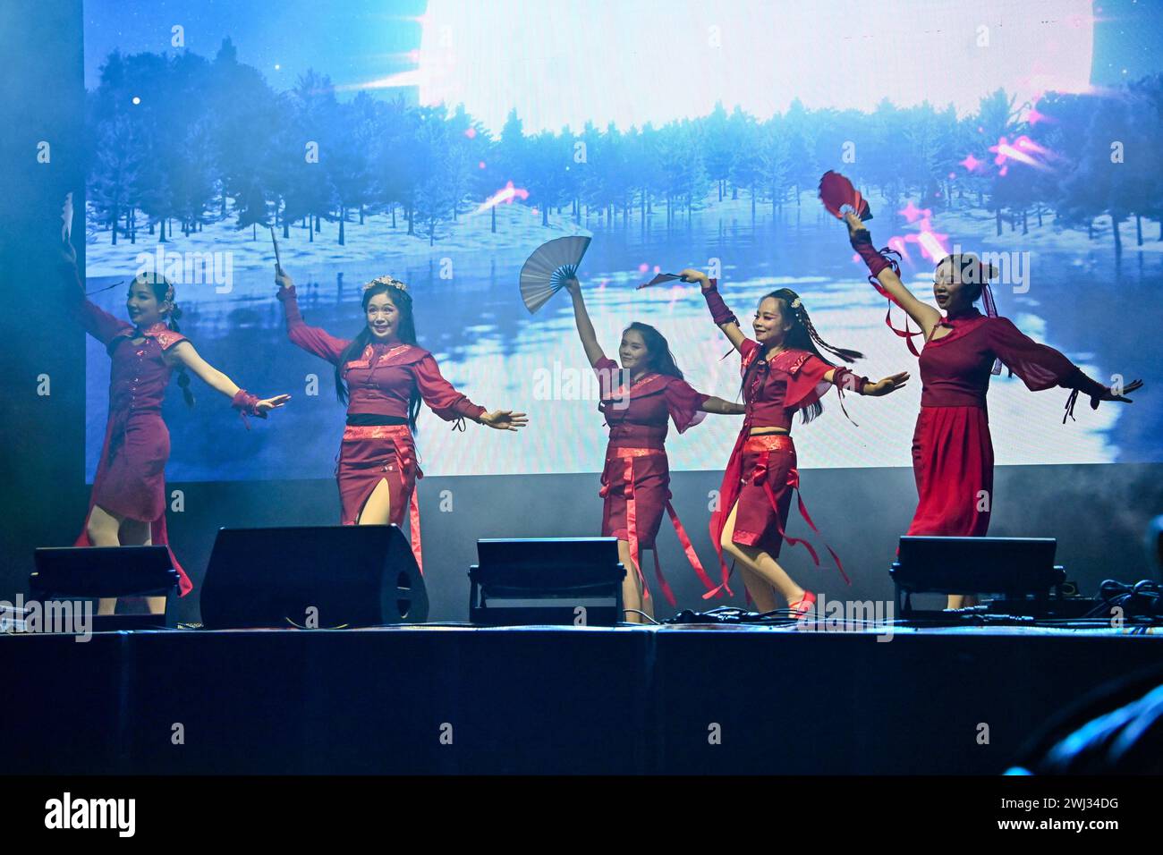 Trafalgar Square, London, Großbritannien, 11. Februar 2024: China: Die Tanzgruppe Send Love to the Moon von Qin Zhao tritt auf dem Neujahrsfest 2024 auf. Dieses Jahr ist es eine spektakuläre Show zum Neujahrsfest 2024. Die CPC sponsert die gesamten Aufführungen, die aus Peking und Guangzhou kommen. Das Mondneujahr ist auch als chinesisches Neujahr oder Frühlingsfest bekannt. Die chinesische Feier in London zog Tausende von Menschen an. Erleben Sie traditionelle Drachen- und fliegende Löwentänze und unterhaltsame Bühnenshows aus China, einschließlich Peking Oper und Akrobatik, Kampfkunst-Ausstellungen und alte Magie in Stockfoto