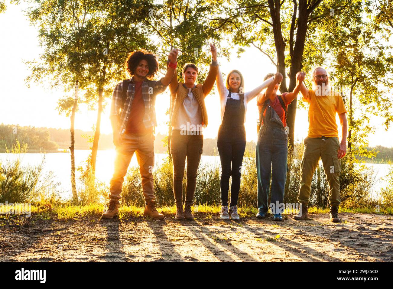 Sunlit Unity: Freunde Feiern Gemeinsam Stockfoto