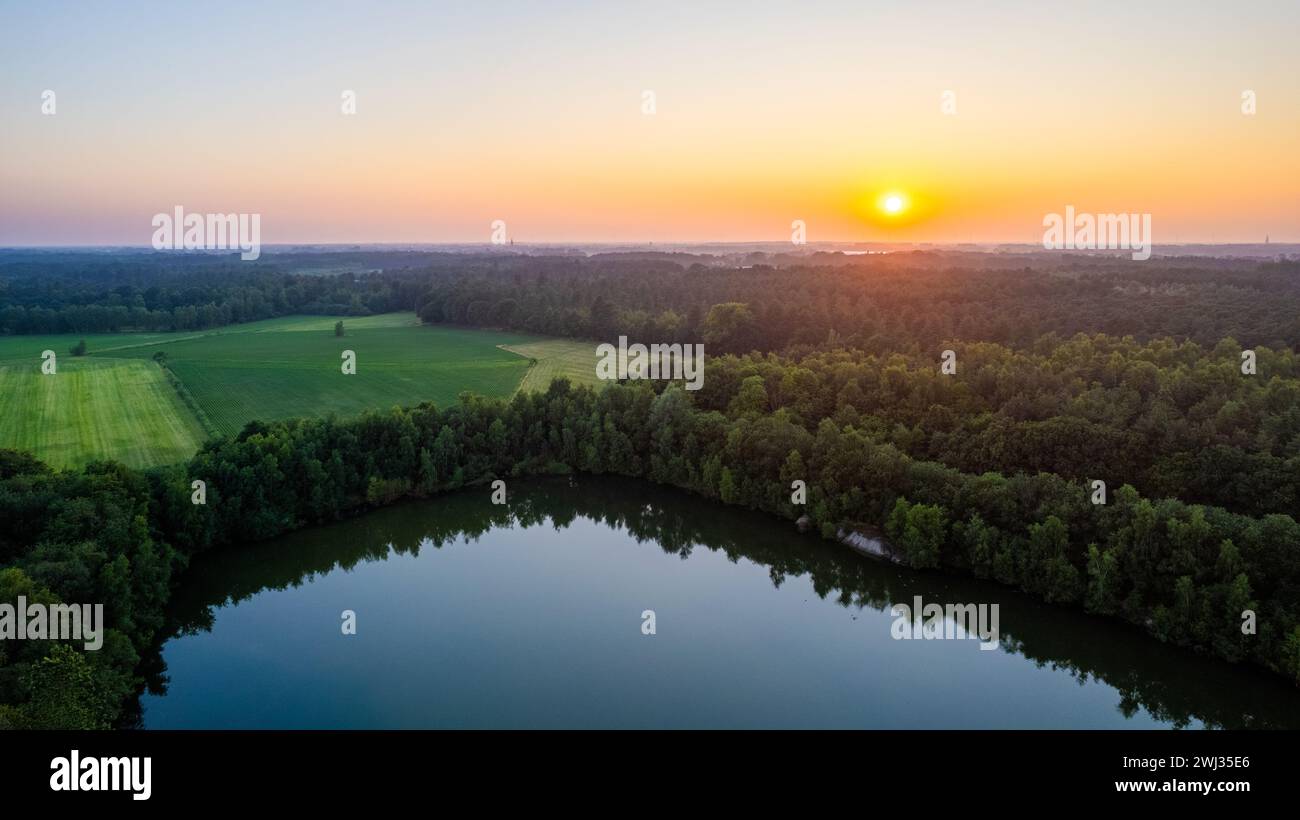 Die Abenddämmerung steigt auf einem ruhigen See ab Stockfoto