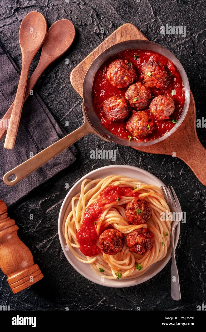 Fleischbällchen. Rindfleischbällchen, oben flach in einer Pfanne und mit Spaghetti Stockfoto