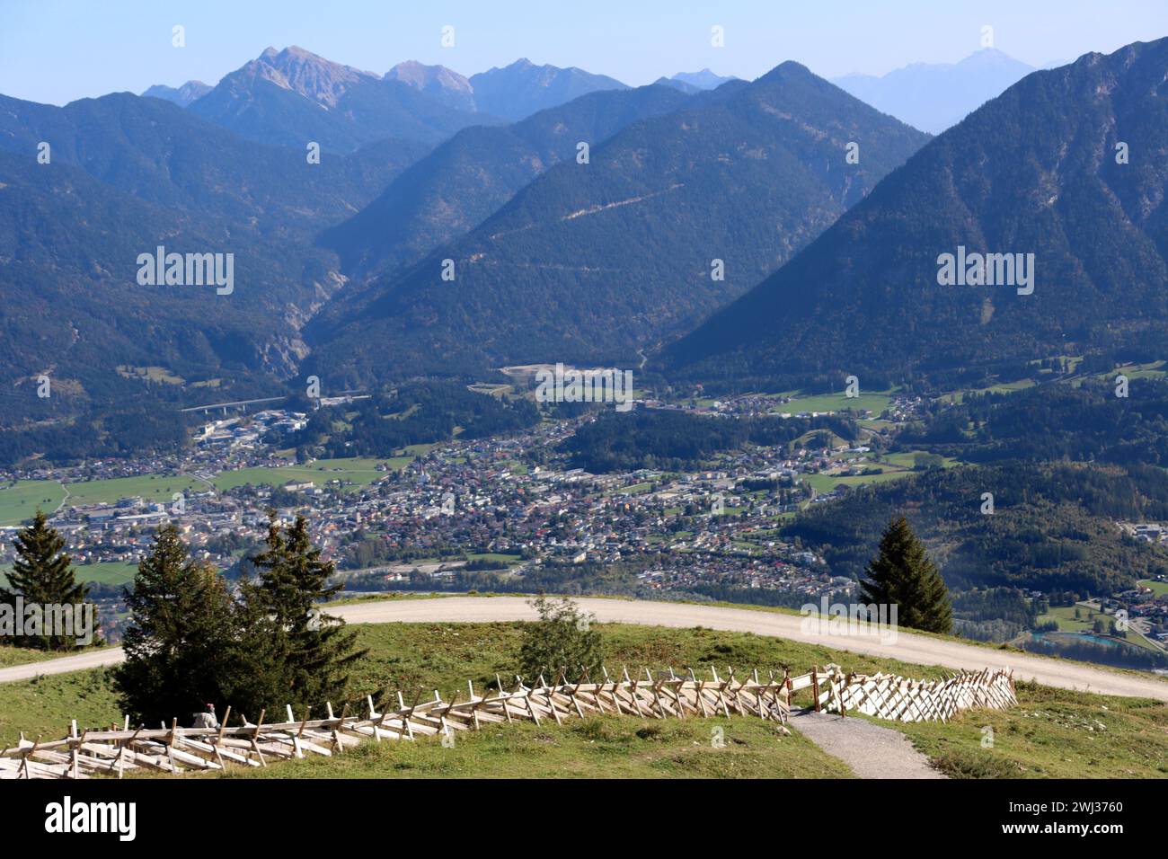 Blick vom Hahnenkamm nach Süden über Reutte im Lechtal auf die Lechtaler Alpen, Tirol, Österreich, Hoefen Stockfoto