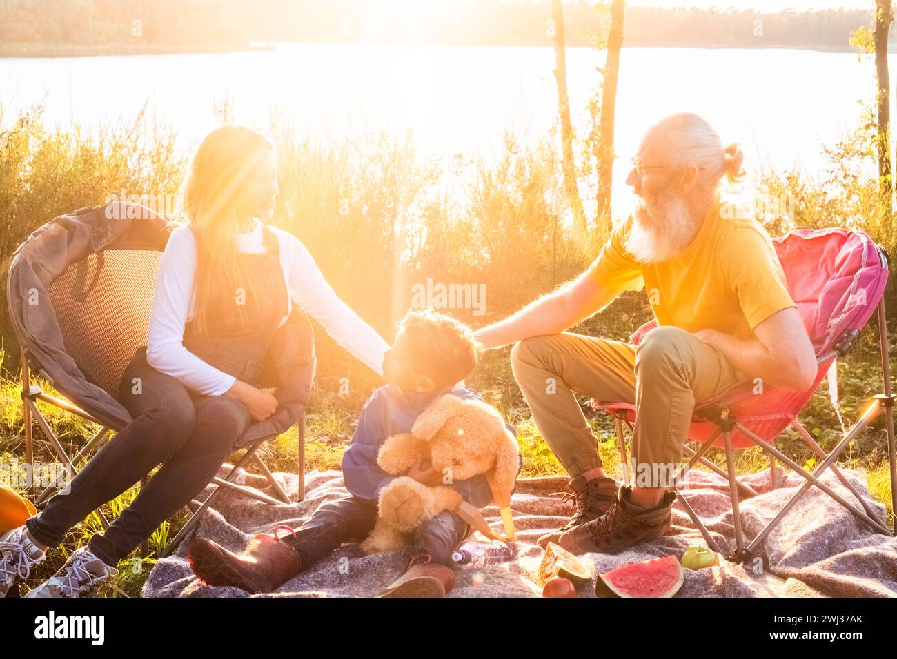 Generations Unite: Familienzeit am See Stockfoto