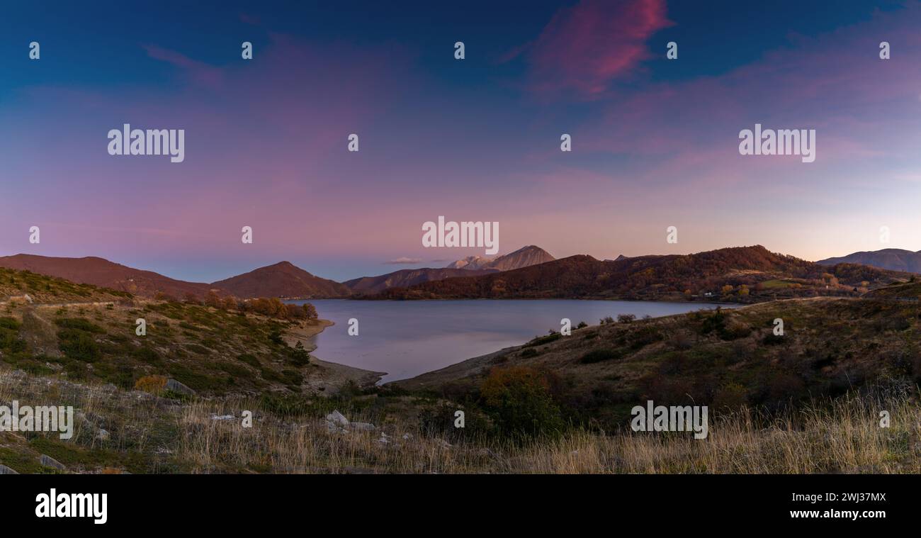 Panoramalandschaft des Lago di Campotosto in den Abruzzen bei Sonnenuntergang Stockfoto