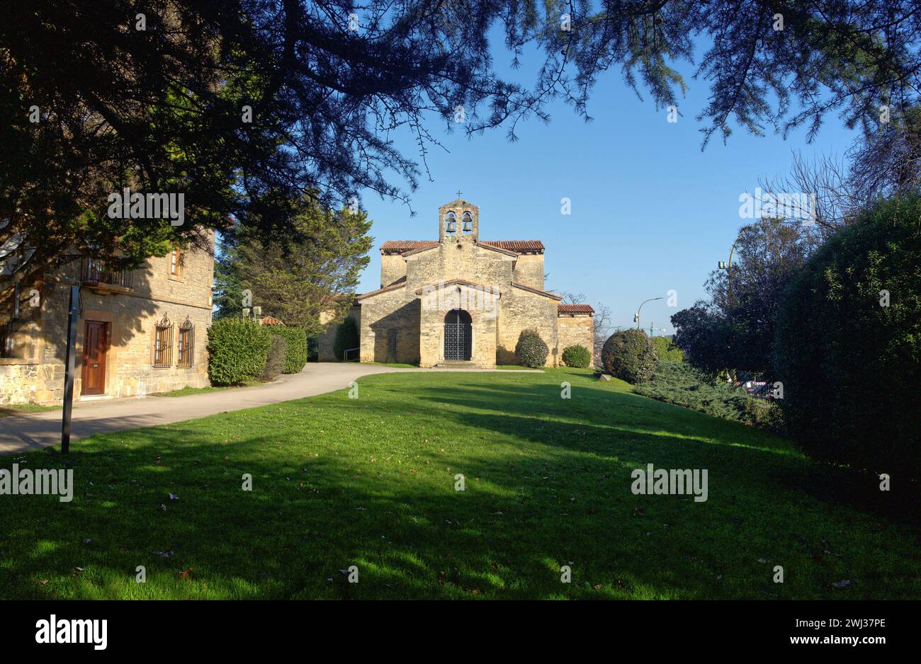 Oviedo, Asturien, Spanien. Die Basilika San Julián de los Prados oder Santullano ist eine vorromanische Kirche aus dem Beginn des 9. Jahrhunderts. Tag Stockfoto