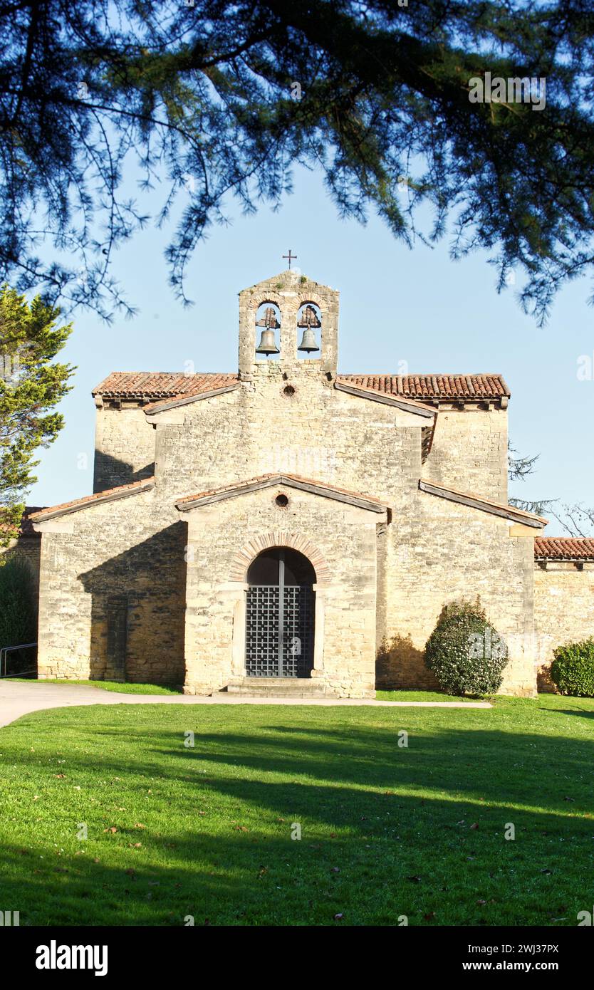 Oviedo, Asturien, Spanien. Die Basilika San Julián de los Prados oder Santullano ist eine vorromanische Kirche aus dem Beginn des 9. Jahrhunderts. Tag Stockfoto