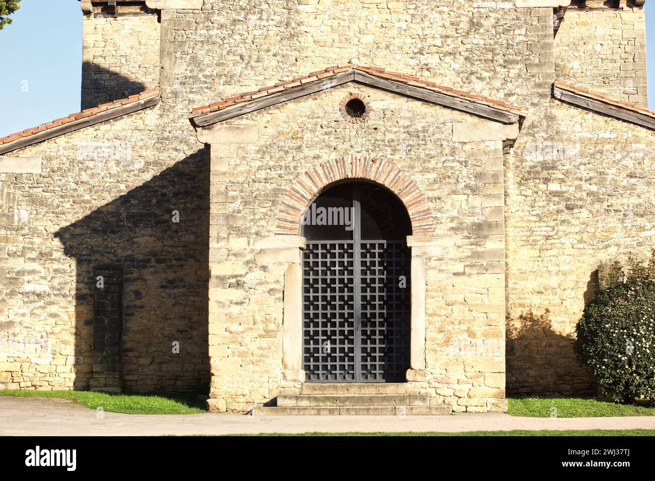 Oviedo, Asturien, Spanien. Die Basilika San Julián de los Prados oder Santullano ist eine vorromanische Kirche aus dem Beginn des 9. Jahrhunderts. Tag Stockfoto