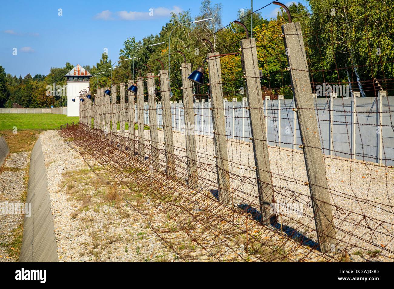 Dachau, 30. September 2015: Umzäunung mit elektrifiziertem Stacheldraht im KZ Dachau Stockfoto