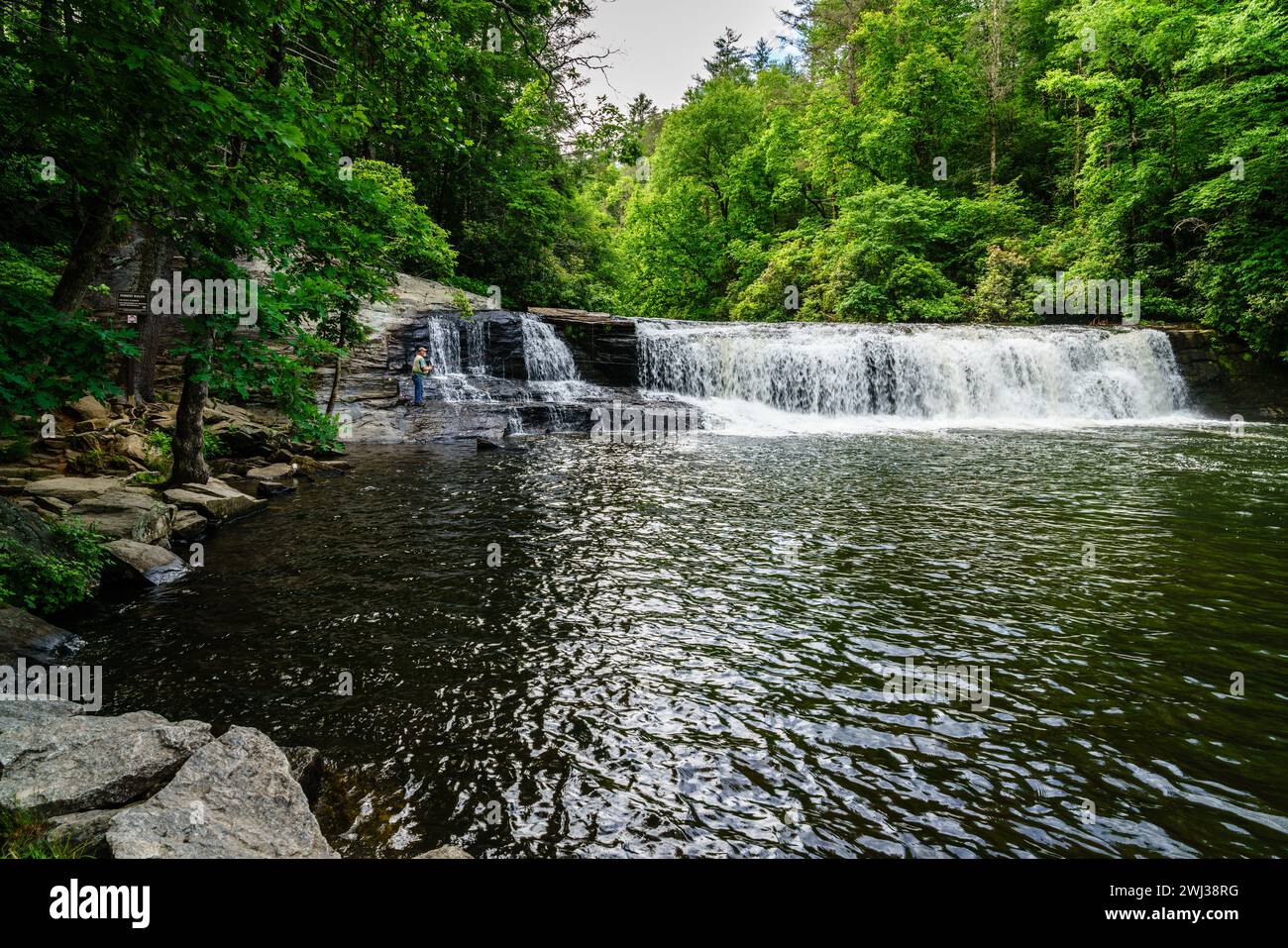 DuPont State Forest, North Carolina, 11. Juni 2021: An einem schönen Sommertag in den Hooker Falls in North Carolina ist man Fishing Stockfoto