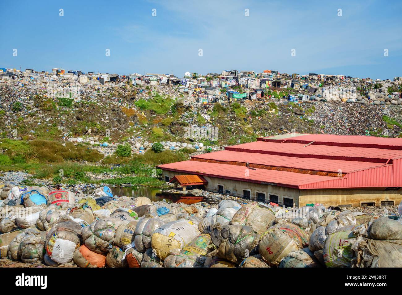 Lagos, Nigeria, 22. November 2019: Menschen leben und sammeln durch Müll auf einer Mülldeponie in Lagos, Nigeria Stockfoto