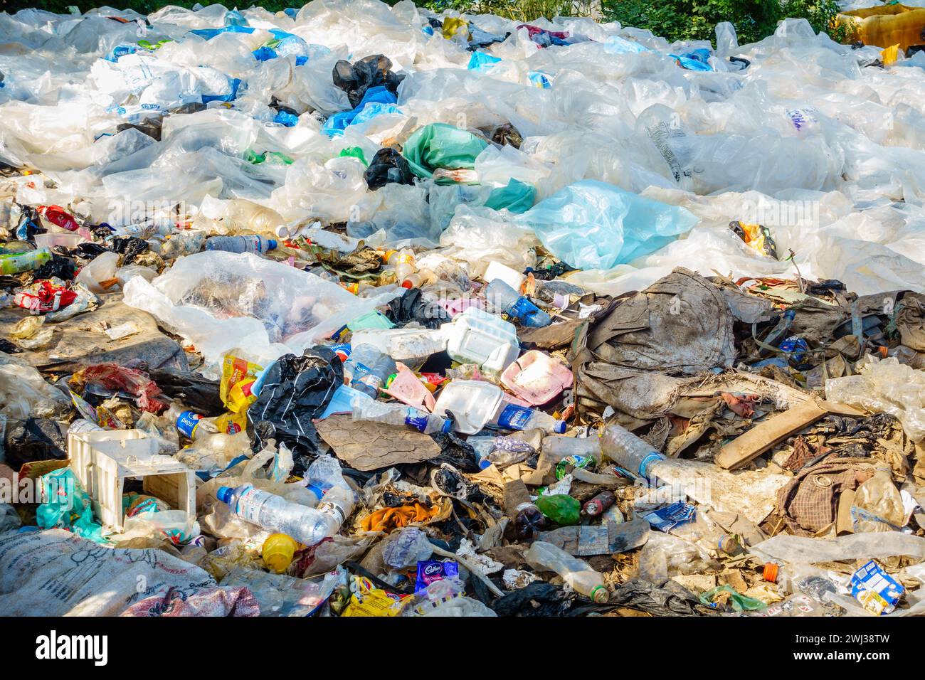 Lagos, Nigeria, 11. November 2019: Kunststoffabfälle an einer Abfallentsorgungsanlage in Lagos, Nigeria Stockfoto
