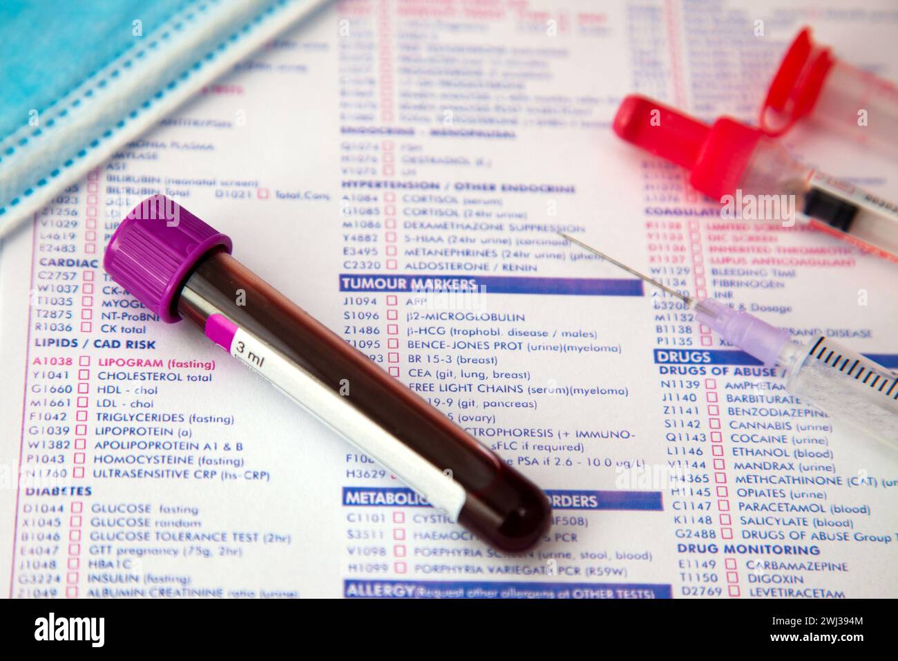 Laborblutarbeit. Blutprobe. Selektiver Fokus des Blutanalyseberichts mit Lavendelfarbblut sa Stockfoto