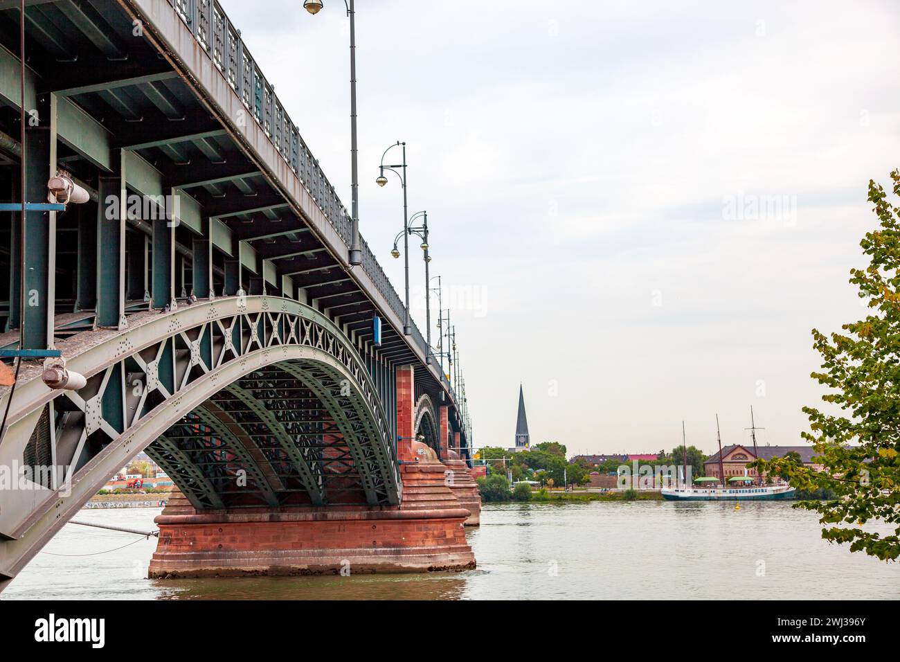 Mainz - Rheinland-Pfalz, Deutschland - Theodor-Heuss-Brücke. Bogenbahnbrücke über den Rhein Stockfoto