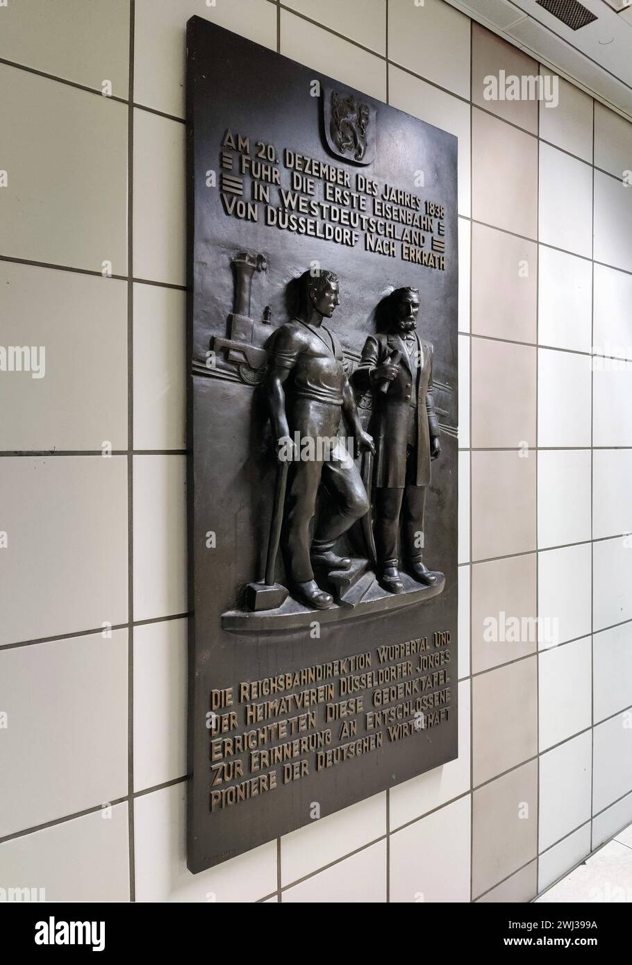 Erinnerung an die erste Bahnstrecke, die von Düsseldorf nach Erkrath, Hauptbahnhof Düsseldorf, Deutschland, führte Stockfoto