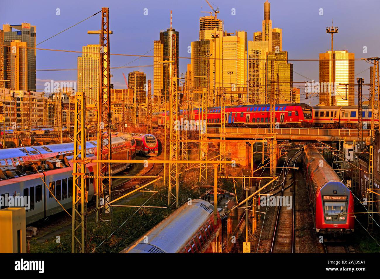 Stadtblick mit vielen Zügen, Hauptbahnhof und Hochhäusern, Frankfurt am Main, Deutschland, Europa Stockfoto