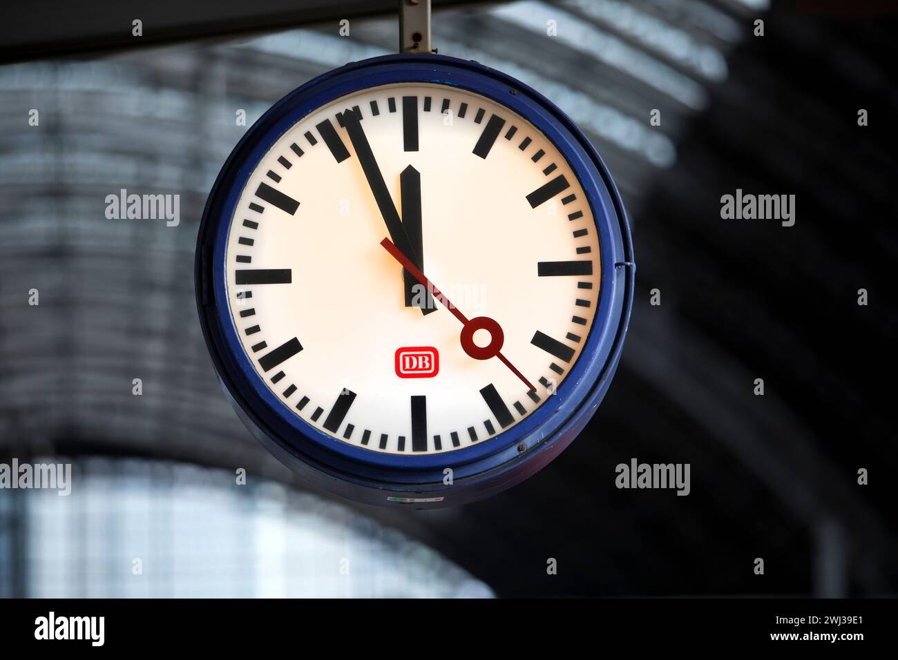 Kurz vor zwölf Uhr, Bahnhofsuhr, Hauptbahnhof, Frankfurt am Main, Deutschland, Europa Stockfoto