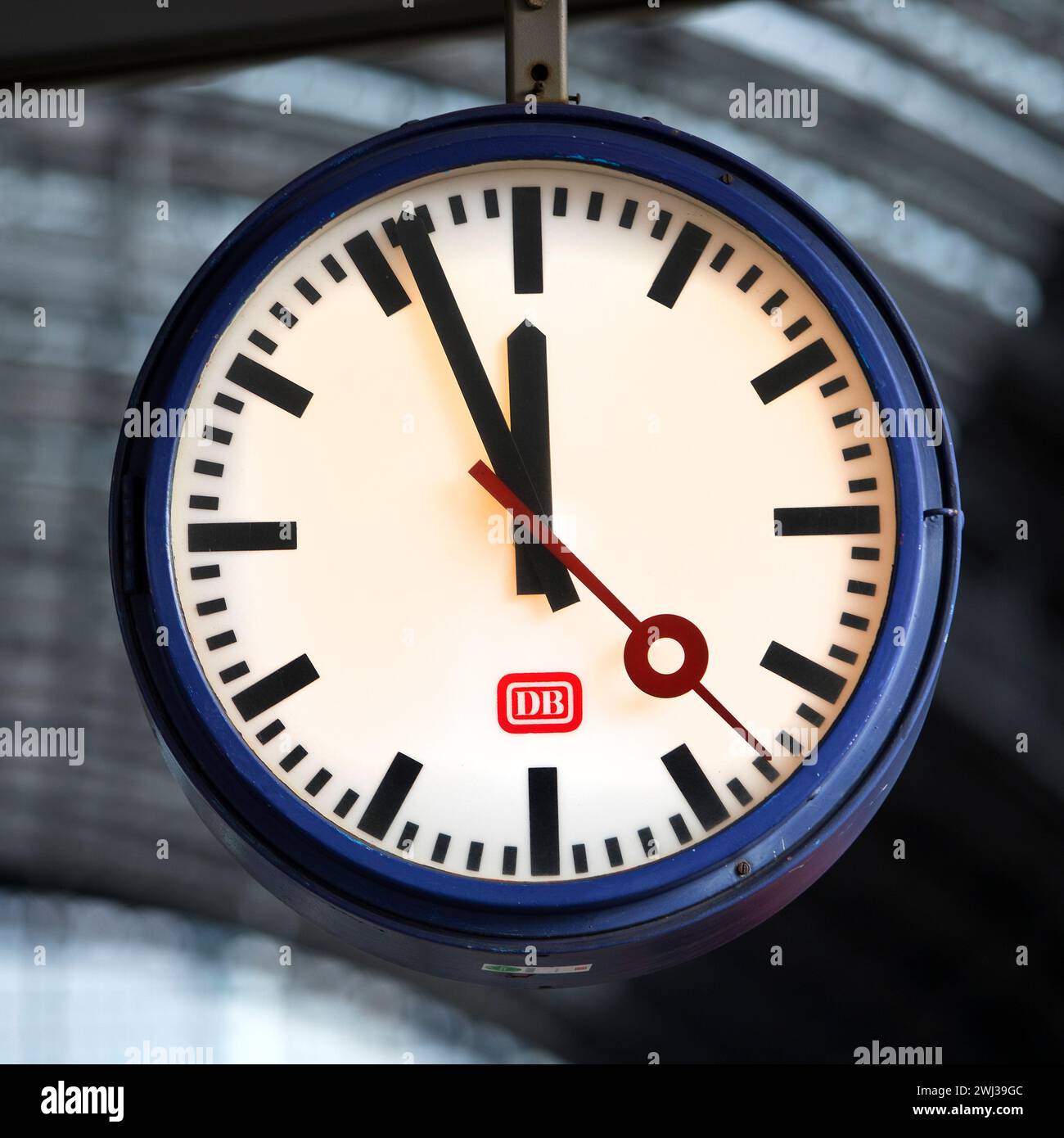 Kurz vor zwölf Uhr, Bahnhofsuhr, Hauptbahnhof, Frankfurt am Main, Deutschland, Europa Stockfoto